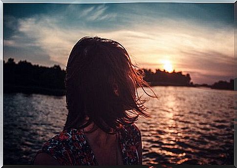 woman-looking-back-seeing-the-sea