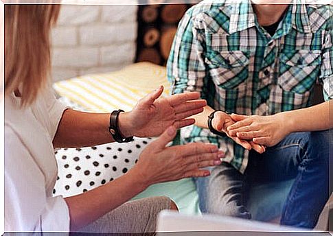 Psychologist explaining interpersonal therapy for depression to her patient