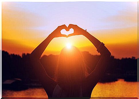 Woman making a heart with her hands representing the art of mental hygiene