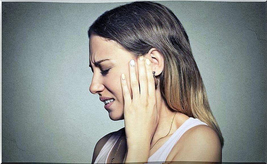 Woman with pain in the ear due to misophonia